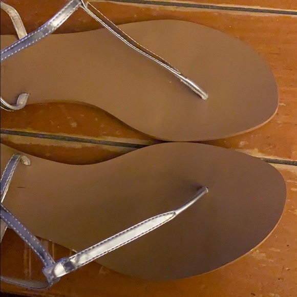 Colin Stuart silver thong sandals strappy flats - Picture 7 of 7
